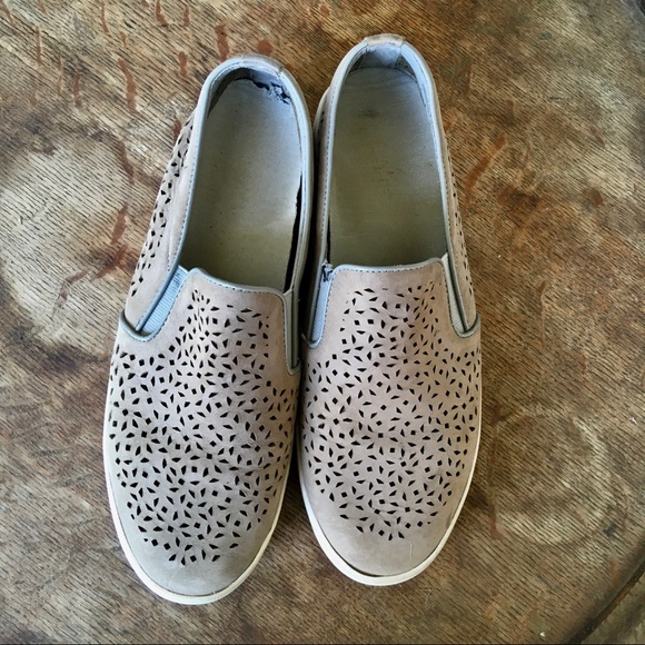 Vionic size 9 laser cut slip ons - Picture 2 of 7